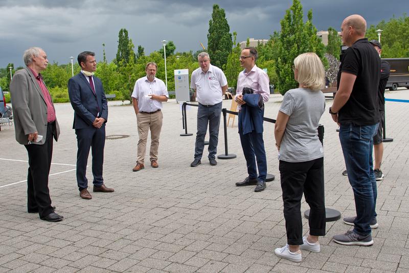 von links: Kristian Bosselmann-Cyran, Michael Ludewig, Volker Grabe und Johannes Becker (beide DRK), Denis Alt, Jutta Menz und Daniel Koll.