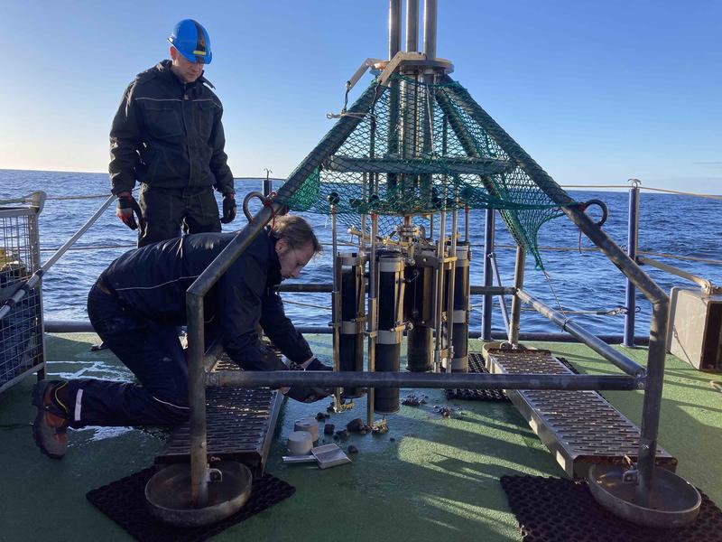 Olaf Dellwig and Helge Arz taking sediment samples with a multicolor