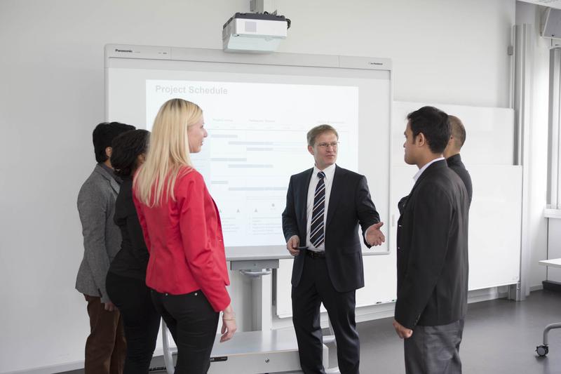 Prof. Dr. Oliver Serfling im Austausch mit Studierenden des jüngst ausgezeichneten Masterstudiengangs der Hochschule Rhein-Waal. 