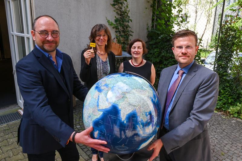 (v.li.): Prof. Dr. Frank Ebinger (TH Nürnberg), Karin Gleixner (Amt für Internationale Beziehungen der Stadt Nürnberg), Prof. Dr. Karin Falkenberg (Leitung Spielzeugmuseum), Marcus König (Oberbürgermeister der Stadt Nürnberg)