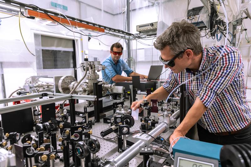 Leonhard Treiber (left) and Markus Koch demonstrated for the first time that laser-assisted electron scattering can also be observed in condensed matter.