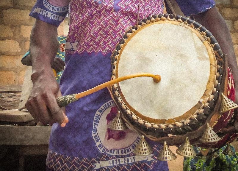 Die Dùndún-Trommel gehört zu den in Westafrika weitverbreiteten „sprechenden Trommeln“. 