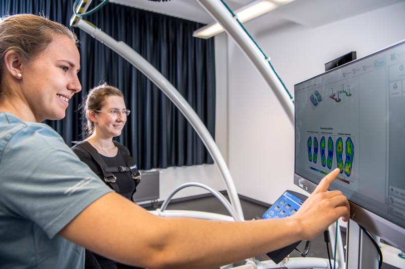 Einblick in die Skills-Labs – also die Fertigkeitenlabore des Studienbereichs Physiotherapie an der Hochschule für Gesundheit. 