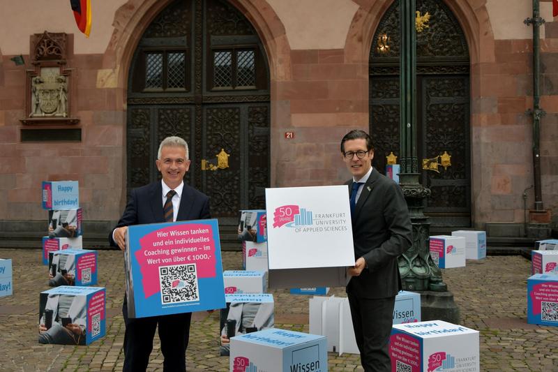 Präsentieren die Jubiläums-Sitzwürfel am Frankfurter Römer: Peter Feldmann (l.), Oberbürgermeister der Stadt Frankfurt am Main, und Prof. Dr. Frank E.P. Dievernich, Präsident der Frankfurt UAS.