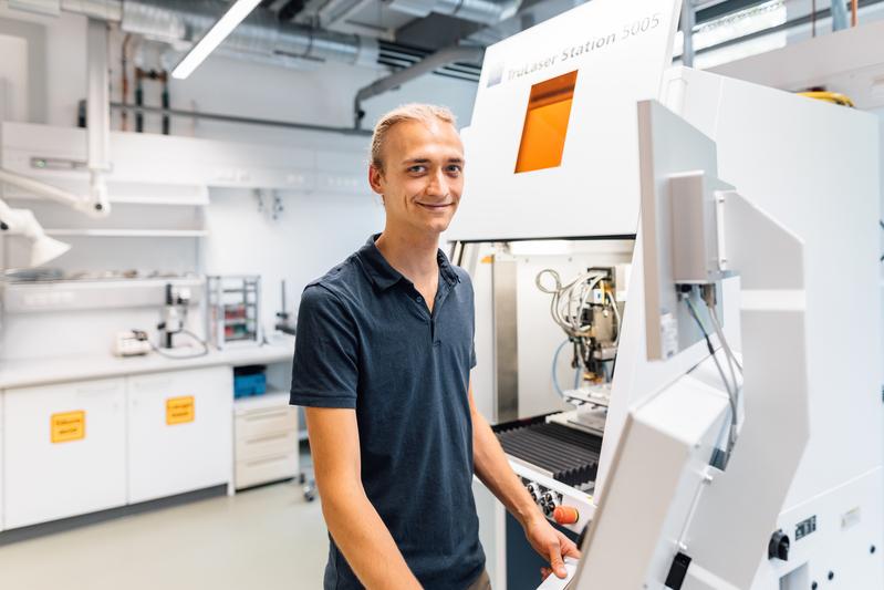 Doktorand Max-Jonathan Kleefoot hat an der Hochschule Aalen ein Laserverfahren mitentwickelt, mit dem man in eine Batterie mehr Energie packen kann.