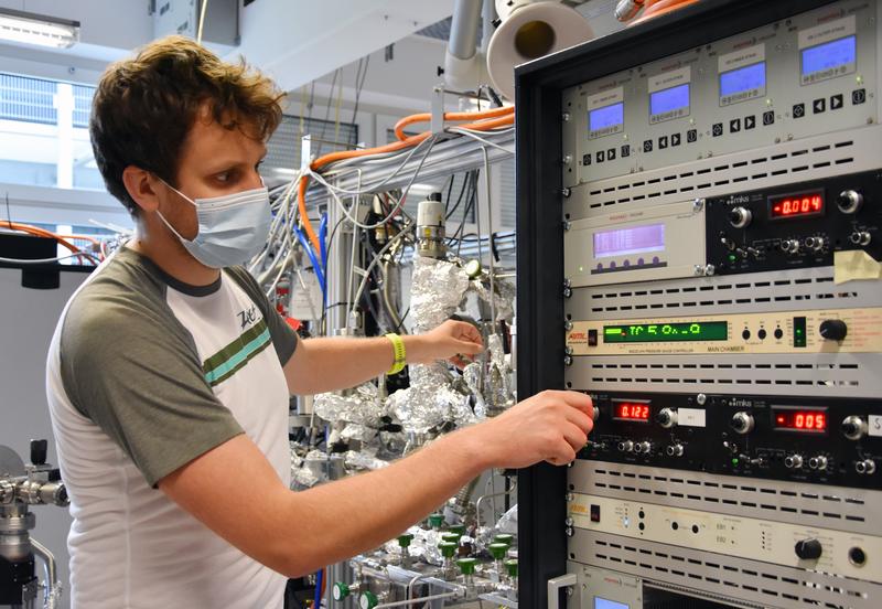 An der Infrarotspektroskopieanlage stellt Doktorand Carsten Schröder den Druck der Acrolein-Moleküle ein, um die chemische Reaktion zu starten.  