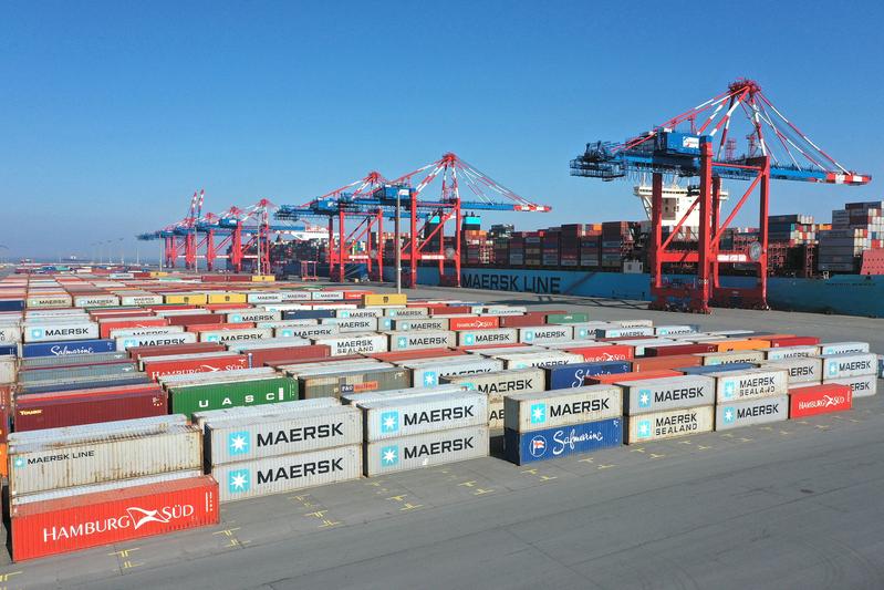 Der „EUROGATE Container Terminal Wilhelmshaven“ ist Deutschlands einziger Tiefwasser-Containerterminal. Er war die Drehscheibe im Projekt „STRADegy“ (Erforschung und Evaluation eines automatischen Containerumschlags unter Einsatz von Straddle Carriern).