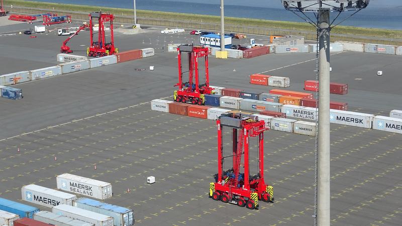 Im Rahmen des F&E-Projektes „Erforschung und Evaluation eines automatischen Containerumschlags unter Einsatz von Straddle Carriern“ (STRADegy) wurde am „EUROGATE Container Terminal Wilhelmshaven“ eine Pilotanlage errichtet.