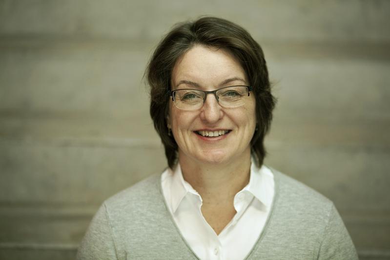 Prof. Dr.-Ing. Petra Schäfer, Professorin für Verkehrsplanung an der Frankfurt UAS, befragt Betroffene zur Sperrung der Salzbachtalbrücke.