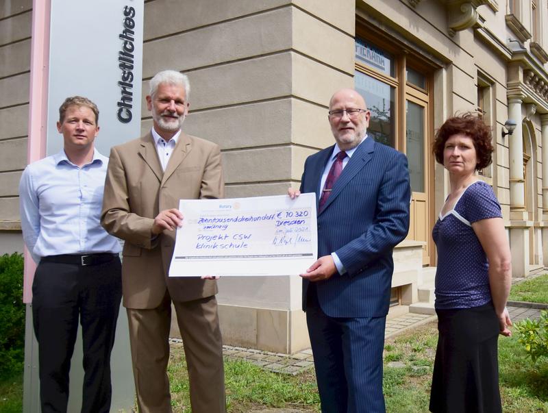 (v.r.n.l.) Klinikdirektor Veit Rößner, Gilbert Häfner, Präsident des Rotary Clubs Dresden-Goldener Reiter; CSW-Geschäftsführer Peter Leuwer und Förderschullehrerin Jannine Ufer.