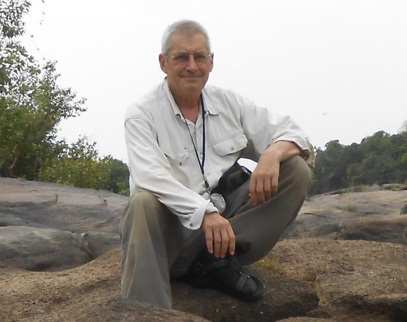 Die Karl-Ritter-von-Frisch Medaille geht in 2021 an Prof. Dr. Jürgen Heinze aus Regensburg. Das Bild zeigt ihn bei der Suche nach Cardiocondyla Ameisen im Comoé National Park, Côte d'Ivoire. (Photo: J. Heinze) 