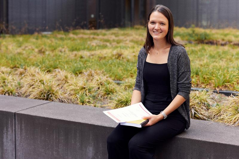 Dana Jarczyk untersuchte die gesundheitlichen Auswirkungen der Mediennutzung in Schulen auf Lehrerinnen und Lehrer. Ihre Masterarbeit wurde nun mit dem 1. Award des „Berufsverbands Deutscher Soziologinnen und Soziologen e.V.“ ausgezeichnet.