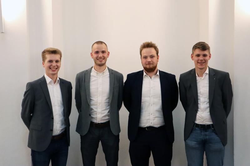 So sehen Sieger aus: Das studentische Team der Fiducia & GAD IT AG, bestehend aus Justus Festring, Jonas Wessendorf, Simon König und Jonas Gosebruch (v.l.n.r), vertritt Deutschland beim internationalen Finale in Belgrad. 