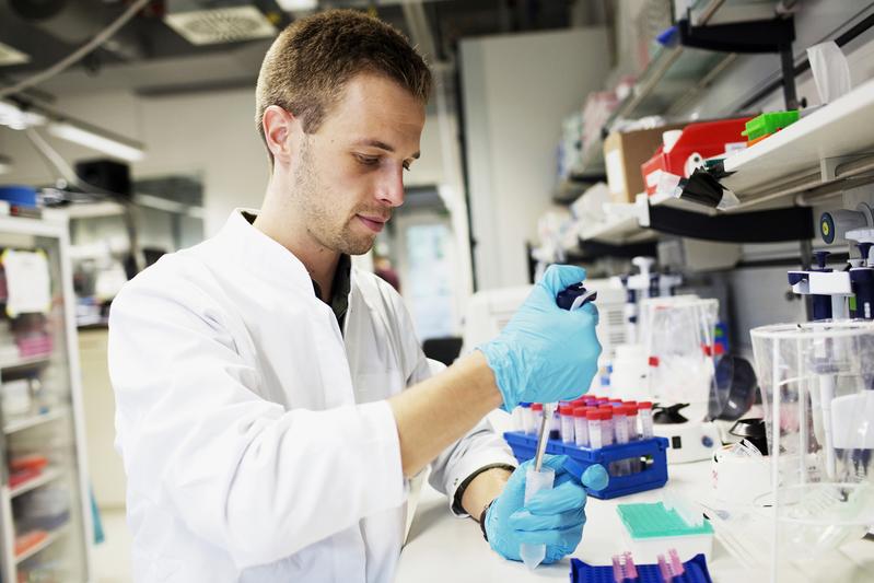 Erstautor Christian Sigl bei der Präparation der Nano-Kapseln im Labor des Zentrums für Nanotechnologie und Nanomaterialien der TUM.