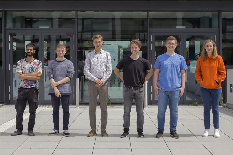 Sechs von insgesamt 22 der diesjährigen iGEM-Mitglieder (v.l.): Wasim Djamriani, Christian Dohmann, Lucas Müller, Lucas Gülcan, Vincent Holletzek, Pauline Morys.