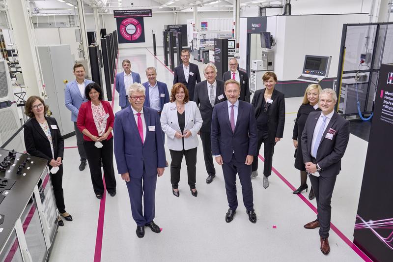 Gruppenbild mit MdB Christian Lindner, MdB Sandra Weeser und Friedhelm Loh, Inhaber und Vorstandsvorsitzender der gleichnamigen Group