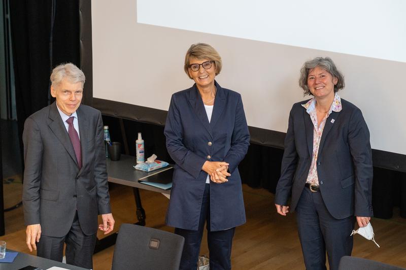 Andreas Barner und Kerstin Krieglstein gratulieren Christina Leib-Keßler.