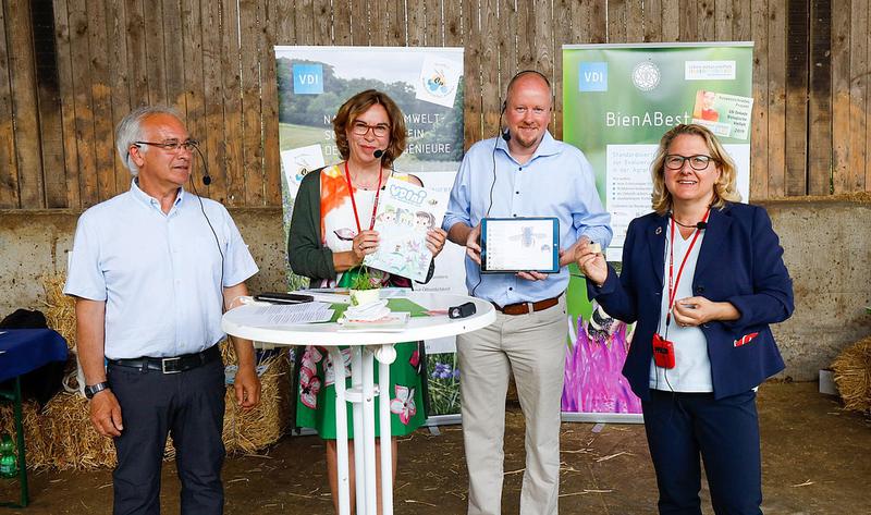 Bundesumweltministerin Svenja Schulze, Dr. Peter Mullen (App-Entwickler „Sunbird Images“), Dr. Ljuba Woppowa (VDI e.V.) und Prof. Manfred Ayasse von der Uni Ulm (v.r.) stellen die neue App zur Wildbienenbestimmung vor