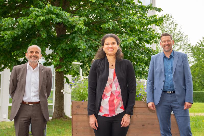 TH-Präsident Prof. Dr. Klaus Becker und Dr. Ulrich Müller, Kanzler der Hochschule begrüßen die neue Klimaschutzmanagerin Alexandra Peña Cruz. 