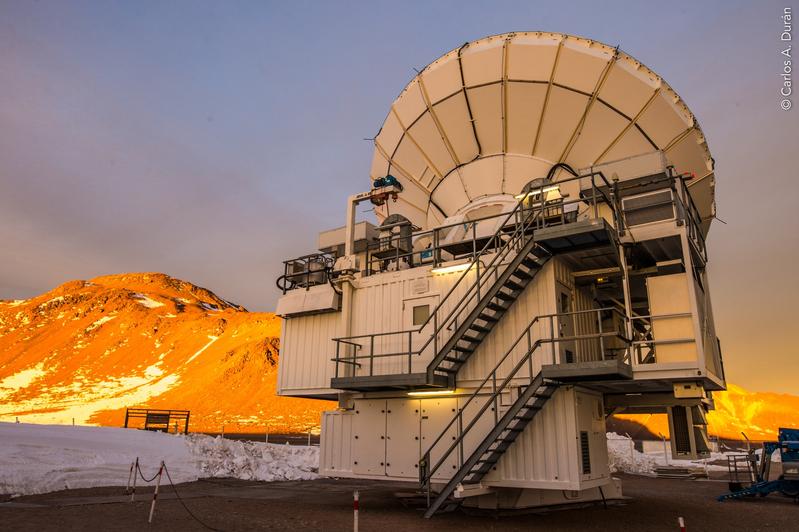 Das Atacama Pathfinder Experiment (APEX), betrieben in einer Kollaboration von MPIfR, ESO and OSO, ist eines der acht Submillimeter-Radioteleskop, die bei den Beobachtungen von Centaurus A im Rahmen der 2017er Beobachtungskampagne zum Einsatz kamen.