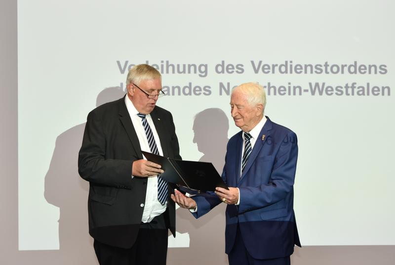 Gesundheitsminister Karl-Josef Laumann (links) übergibt Prof. Dr. Helmut Schatz den Verdienstorden des Landes Nordrhein-Westfalen