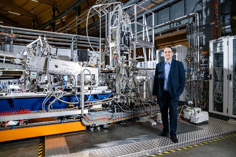 Thorsten Schmitt an der Experimentierstation der Synchrotron Lichtquelle Schweiz SLS am PSI, deren Röntgenlicht für die Versuche genutzt wurde.