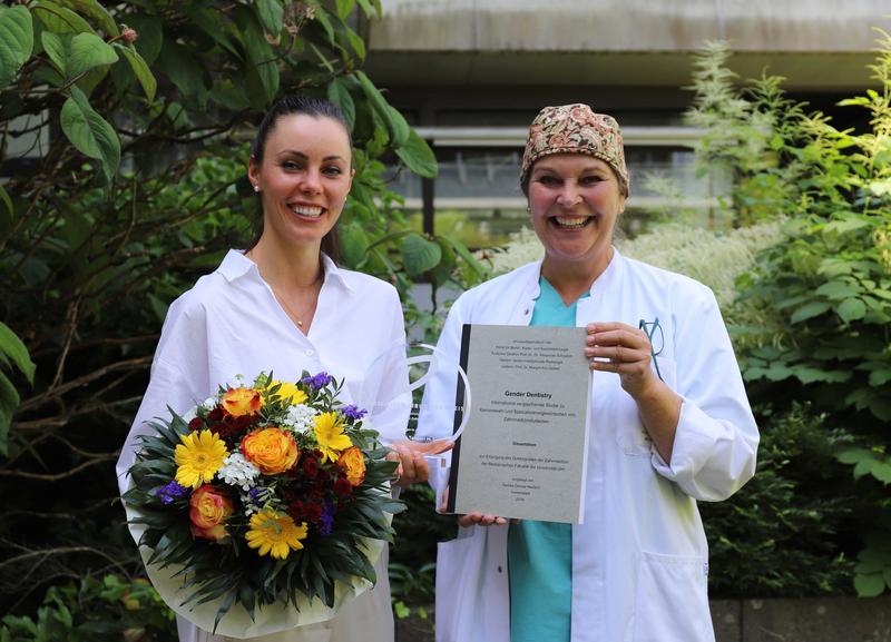 Für ihre Dissertation zur Motivation für ein zahnmedizinisches Studium hat Dr. Sandra Tanyeri (links) den Hirschfeld-Tiburtius-Preis 2020 erhalten. Professorin Margrit-Ann Geibel (rechts) hat die Doktorarbeit betreut. 