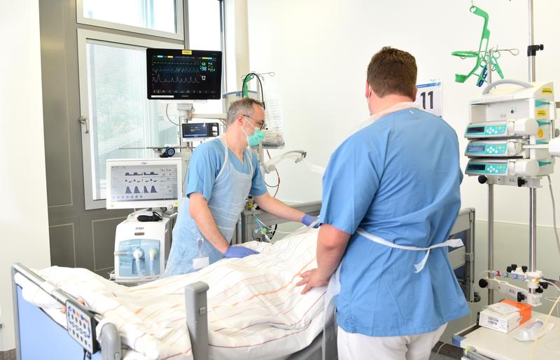 Alle Patientenzimmer sind mit modernster Beatmungs- und Monitoringtechnik ausgestattet.