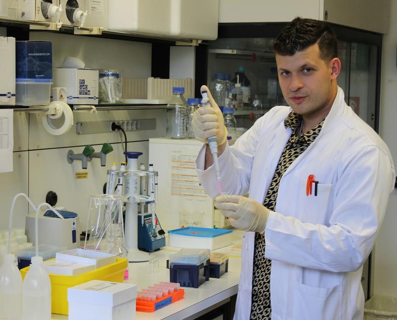 Gerasimos Gkoutselis M.Sc., Erstautor der neuen Studie, in einem Labor der Abteilung Mykologie der Universität Bayreuth. 