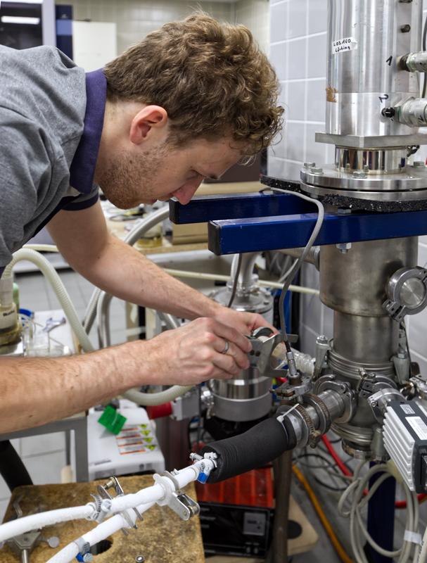 In einer speziellen Apparatur schreckt Johannes Bachler Wasser in Sekundenbruchteilen auf minus 130 Grad Celsius ab. 