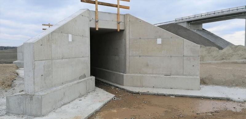 The small animal culvert in reality: The right side was concreted with Eco concrete, the left side with "normal concrete". There are no differences between the two types of concrete: Neither in appearance nor in performance. 