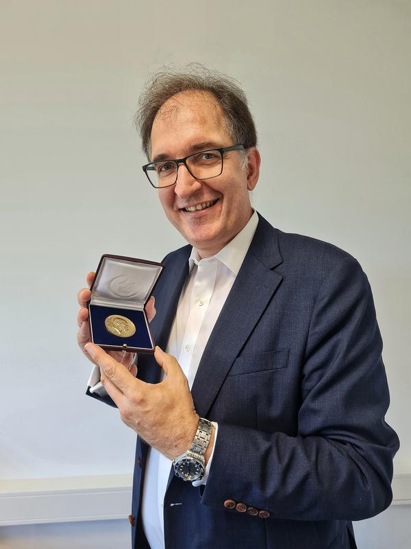 Portrait of Prof. Peter H. Seeberger with medal
