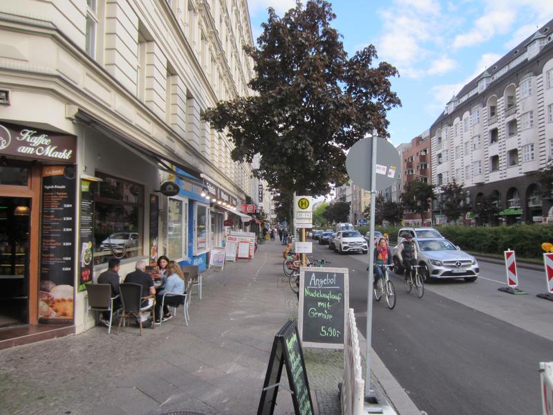 Cafés und Geschäfte am Kottbusser Damm in Berlin-Kreuzberg: Nur 7 Prozent der Kundinnen und Kunden kommen mit dem Auto.