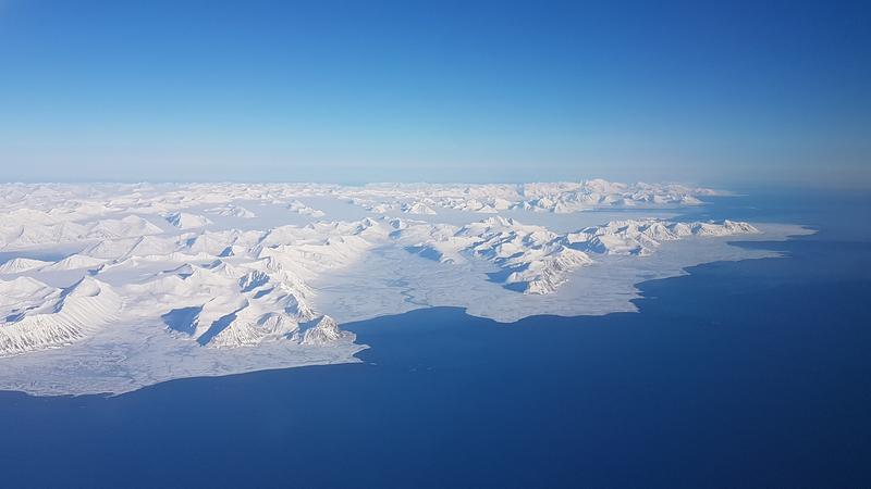 Im Sommer geht die Sonne auf Spitzbergen nie unter, im Winter schafft sie es nicht über den Horizont. Die Bakteriengemeinschaft auf dem Sandboden des Meeres verändert sich dadurch nicht. 