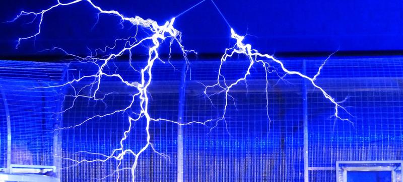 Neue Herausforderungen für bewährte technische Thermoplaste: Hochspannungs-Kriechstromfestigkeit aufgrund stärkerer Ladespannungen und Ladeströme.