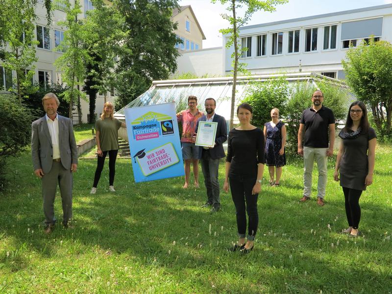 Prof. Dr. Wolfgang Baier, Präsident der OTH Regensburg (links) mit der Steuerungsgruppe Fairtrade (von links): Julia Poppe, Simon Schwarzmann, Kanzler Peter Endres, Alice Werther, Eva Denk, Dr. Alexander Flierl und Katharina Schryro.