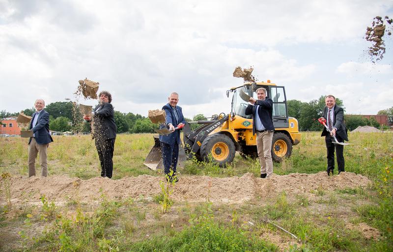 Packten beim Spatenstich mit an (von links): Universitätspräsident Hans Michael Piper, HIFMB-Direktor Helmut Hillebrand, Wissenschaftsminister Björn Thümler, Oberbürgermeister Jürgen Krogmann, AWI-Verwaltungsdirektor Karsten Wurr. 