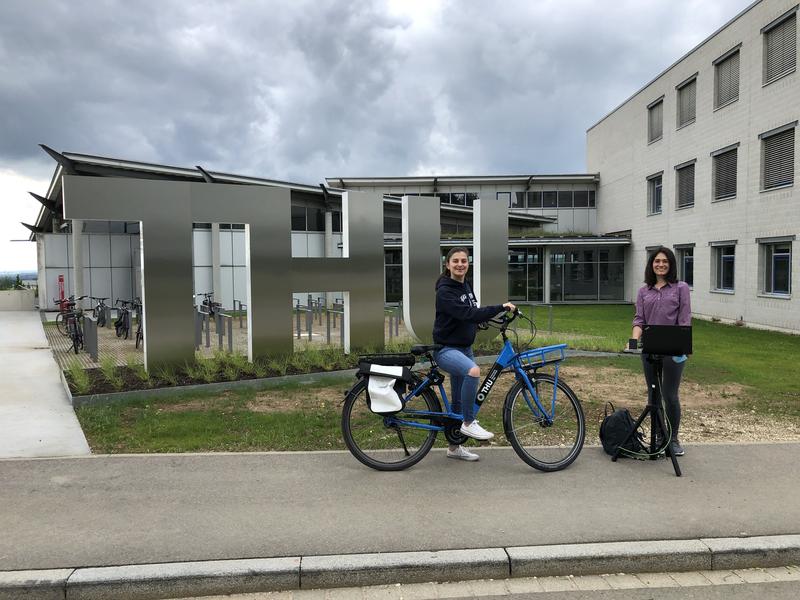 Mit einer Studentin der Technischen Hochschule macht Dr. Lavrenko (links) Radarmessungen von Bewegungsabläufen auf dem Fahrrad.
