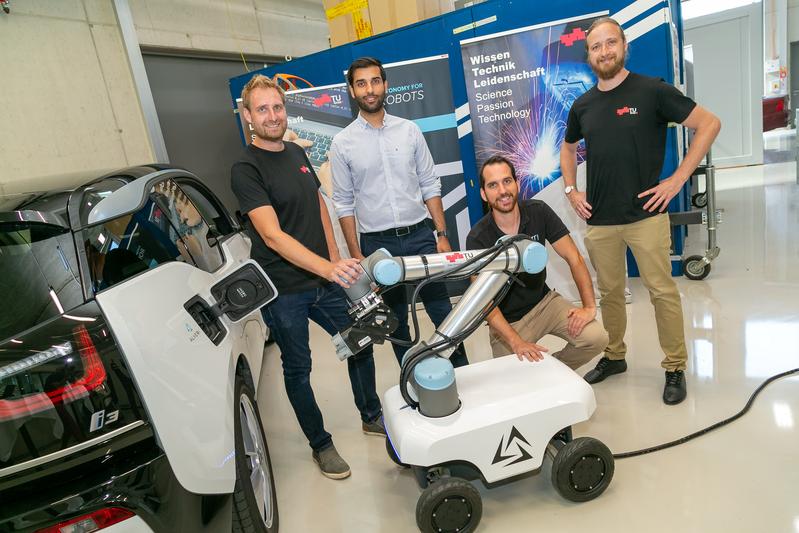 Die Köpfe hinter dem autonomen mobilen E-Laderoboter: (v.l.) Bernhard Walzel (TU Graz), Ehsan Zadmard (ALVERI), Konstantin Mautner-Lassnig (ARTI Robots) und Helmut Brunner (TU Graz). 