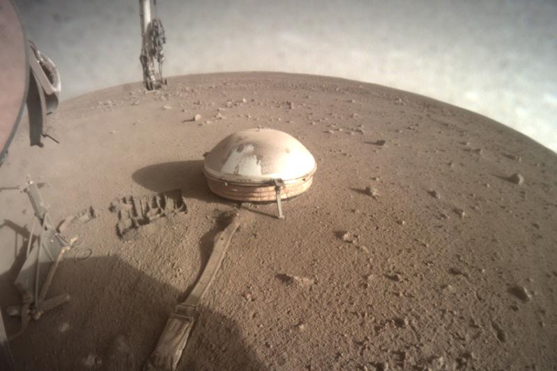 Die InSight-Marslandefähre der NASA hat dieses Bild des Bereichs vor der Landefähre am 20. Juli 2021 aufgenommen. Vor dem Lander ist das hochsensible Gerät erkennbar, welches Marsbeben erfasst.