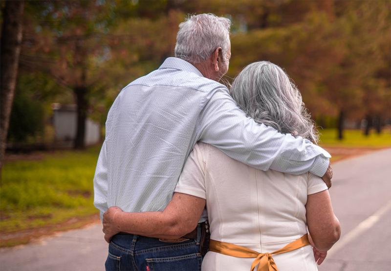 Intimität und Nähe sind menschliche Grundbedürfnisse – auch im Alter. Foto: Hector Reyes