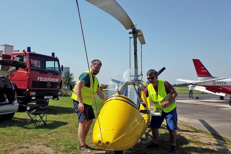 Immanuel Weber und Alexander Jenal (von links) beim Einbau der Sensortechnik in den Tragschrauber