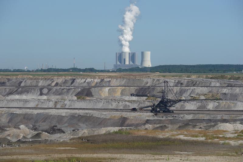 Strukturwandel in Mitteldeutschland: Der Braunkohletagebau soll der Vergangenheit angehören. Im Hintergrund zu sehen: Das Kohlekraftwerk Lippendorf bei Leipzig. (Symbolbild) 