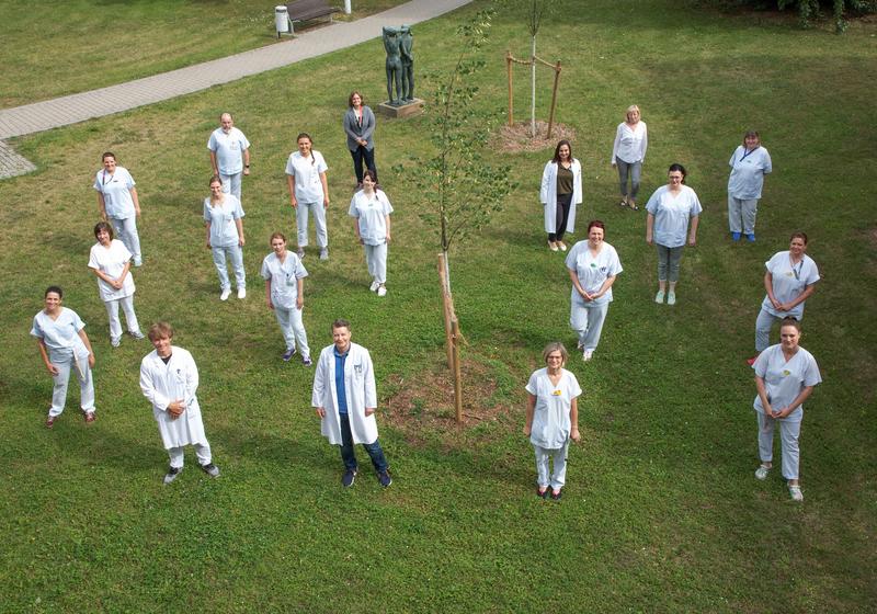 Frau Dr. med. Antje Redlich und das Team der Kinderonkologie der Universitätsmedizin Magdeburg, vor der Universitätskinderklinik