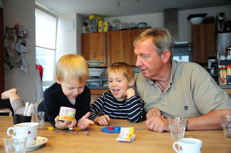 Großeltern verbringen oft viel Zeit mit ihren Enkelkindern. Zwischenergebnisse eines aktuellen Forschungsprojekts weisen nun empirisch die Effekte von Oma-/Opa-Betreuung nach.