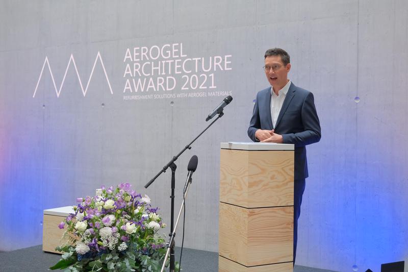  Preisverleihung des Aerogel Architecture Award am 15. Juli 2021 im NEST: Jurymitglied Volker Herzog würdigt die eingereichten Projekte.