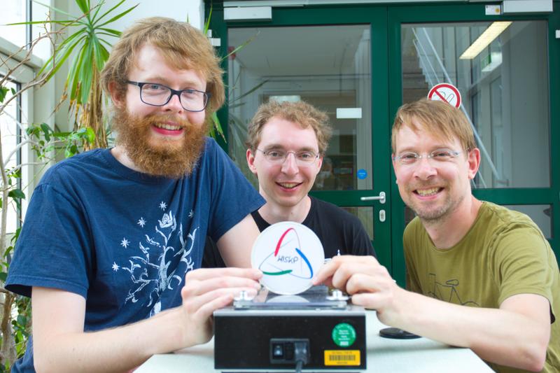 Der Flugbahn von Bierdeckeln auf der Spur: das Physikerteam Christoph Schürmann, Johann Ostmeyer und Prof. Dr. Carsten Urbach (v.l.)