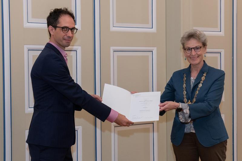 Prof. Ursula M. Staudinger, Rector of TU Dresden, hands over the certificate of appointment to Prof. Otger Campàs during the appointment ceremony on June 30, 2021