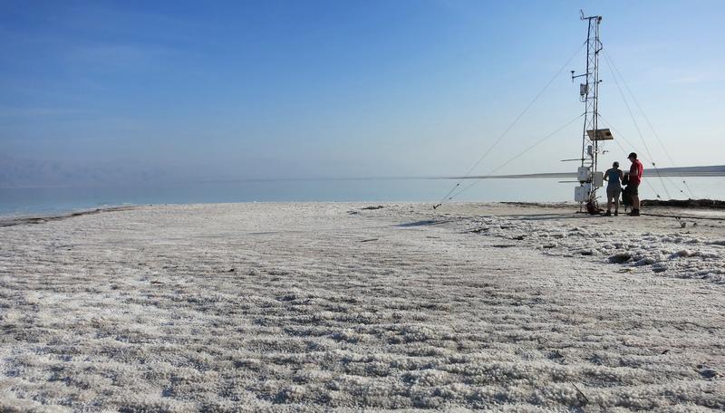 Eine der Messstationen am Ufer des Toten Meeres mit Klimasensoren und GNSS-Ausrüstung.