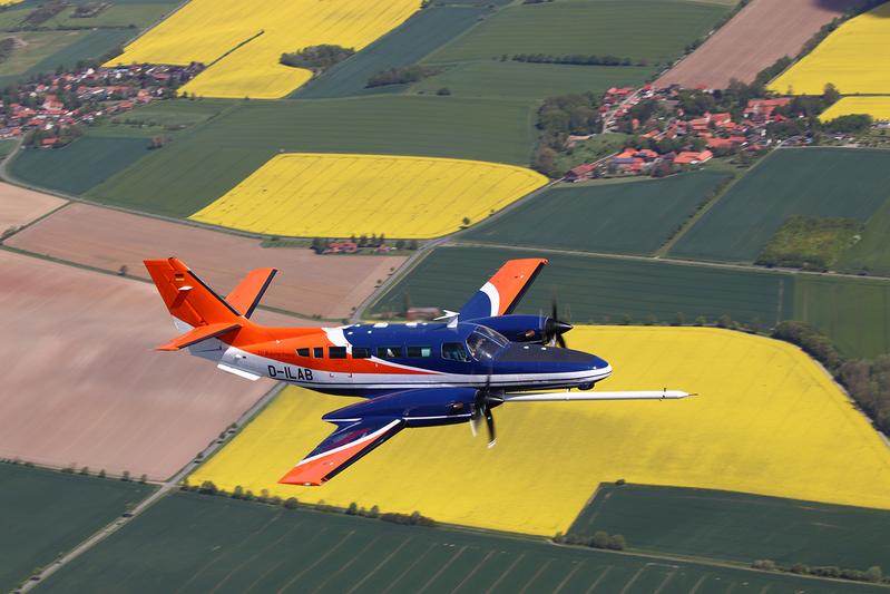 Cessna F406 D-ILAB mit Nasenmast.